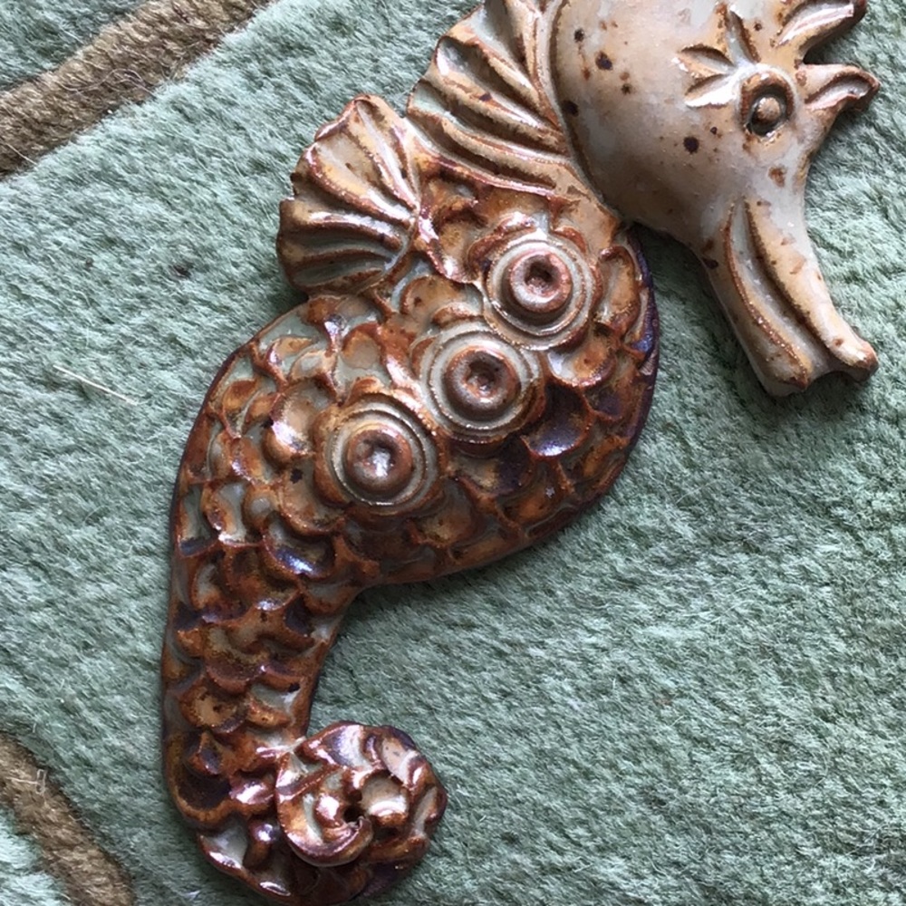 Pottery seahorse wall hanging - Picture 5 of 5